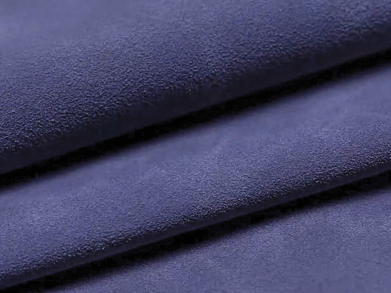 Material mate de grano fino para capellada, dispuesto en capas plegadas para mostrar la textura y uniformidad de la superficie. Cómo especificar materiales sintéticos para calzado: flexión, hidrólisis, abrasión y aplicación
