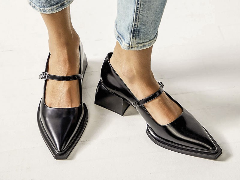Zapatos altos combinan puntas finas, tramas y tacos
