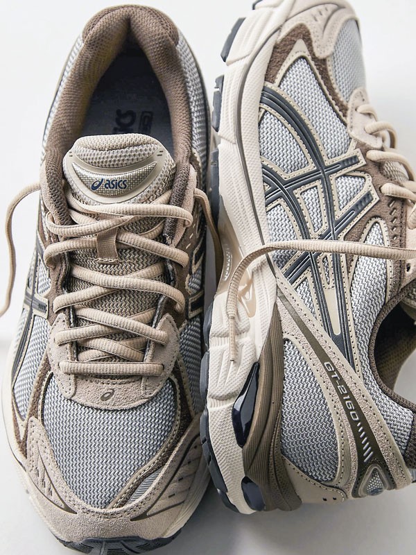 Sneakers urbanas combinan mallas, cordones y suelas mixtas