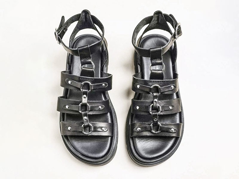Roman sandals link straps, buckles and ankles