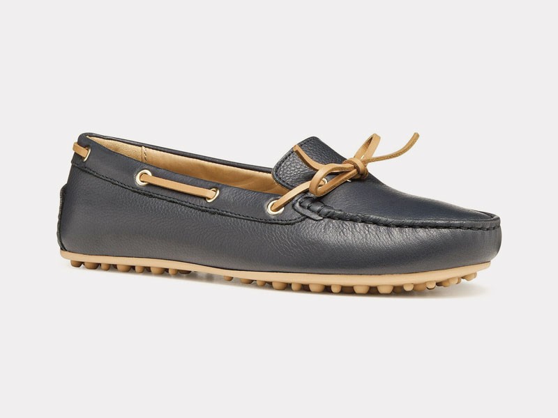 Women’s nautical shoes revive moc stitching and marine color