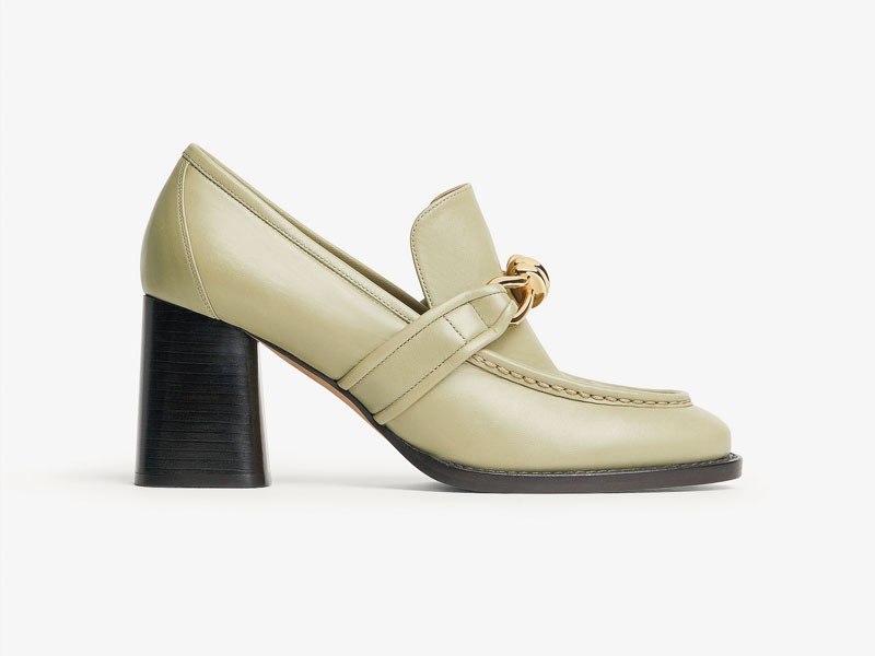 Zapatos altos combinan puntas finas, tramas y tacos