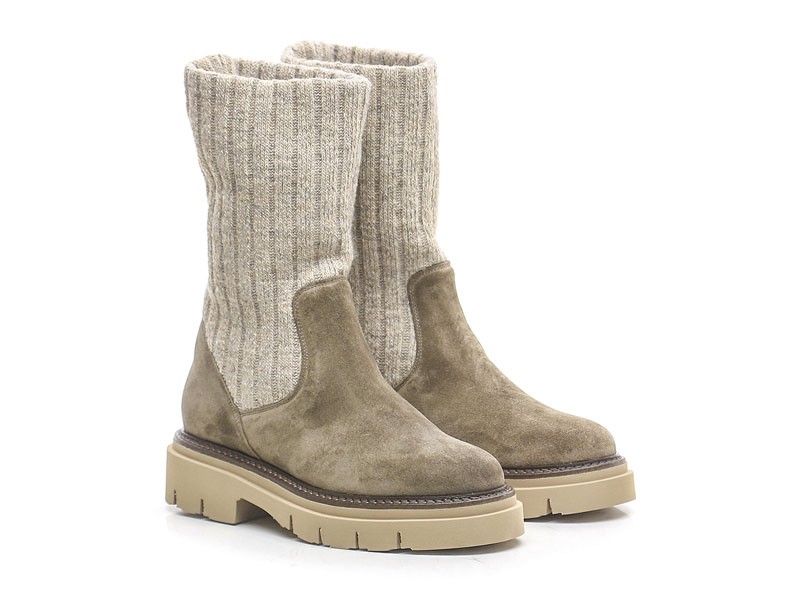 Flat boots: the warmest style