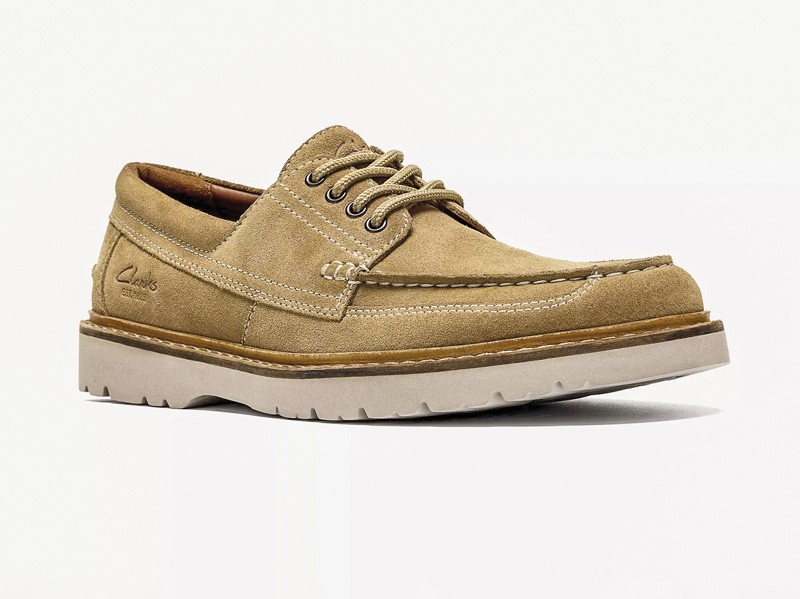 Náuticos masculinos combinan costuras moc, suelas y tonos neutros