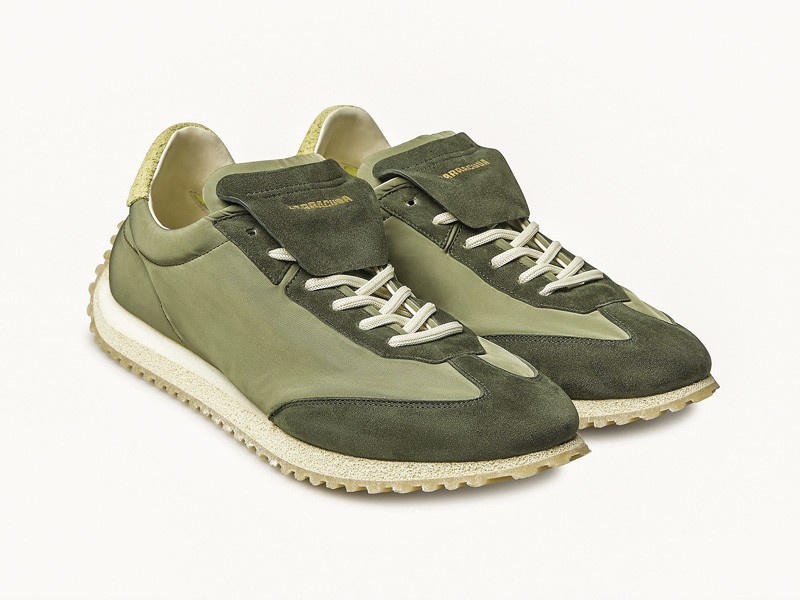 Men’s sneakers strengthen greens, gum soles and low profiles