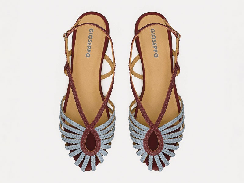 Sandalias cangrejeras renuevan tramas, color y tiras