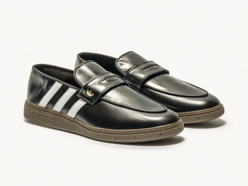 MOCASINES HIBRIDOS TENDENCIA CALZADO TEMPORADA OTOÑO INVIERNO 2027 SERMA 159 https___s3.store.hypebeast.com_media_image_81_a4_handball-spezial-loafer-shoes-core-black-cloud-white-gum-wm-model-4-81a4c08b.jpg Los mocasines híbridos combinan códigos clásicos y sport