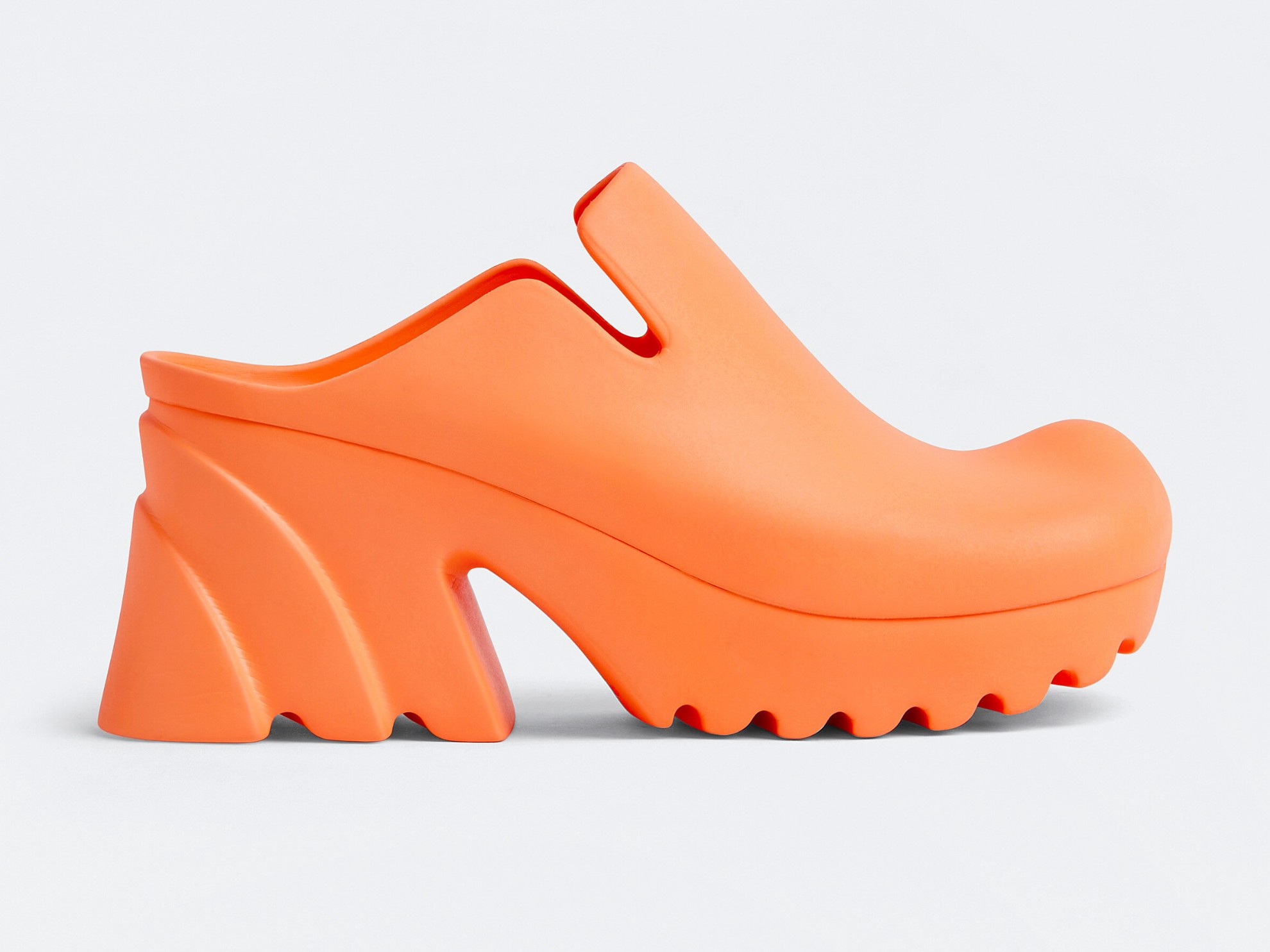 Bottega Veneta clogs: minimalism and colors for an elegant design