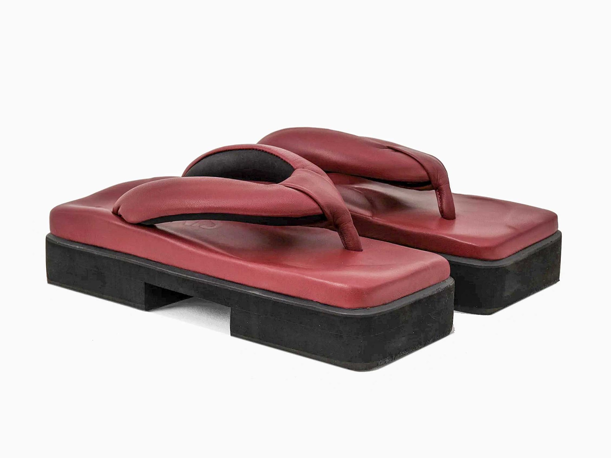 Desde Ucrania: Las chanclas y ojotas cuadradas de SINOBI. Las más cool.