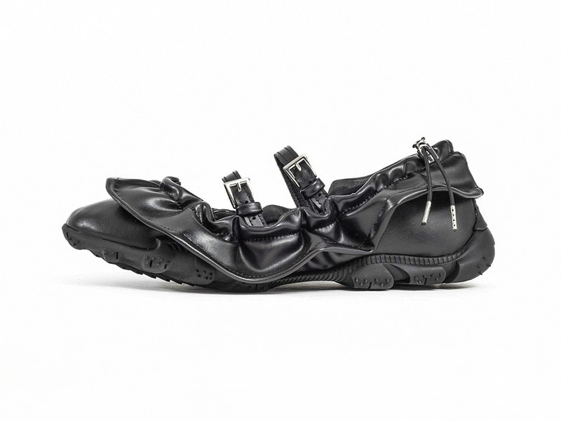 BALLERINAS MUJER TENDENCIAS OTOÑO INVIENRO 2026 SERMA 156reifetishside.jpg Printed ballerina flats focused on texture and contrast