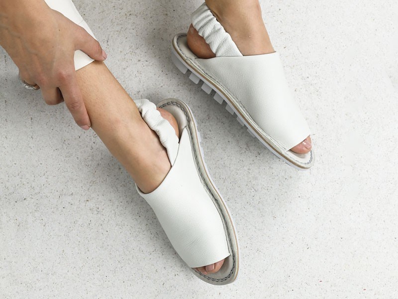 Women’s sandals lighten straps, buckles and bases