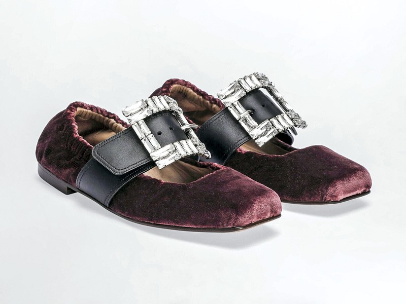 Low shoes with XL hardware on buckles and straps