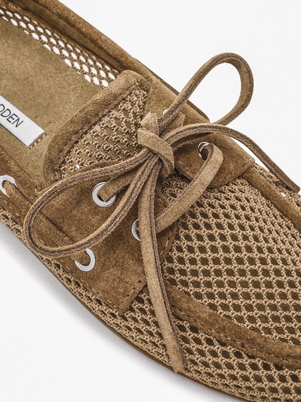 NAUTICOS MOCASINES CON CORDONES MUJER TENDENCIA CALZADO MARROQUINERIA BOLSOS CARTERAS PRIMAVERA VERANO 2026 SERMA 158 FOTO-1.-STEVEMADDEN_SHOES_SAG-MESH_SIGARO-TAN-SUEDE05.jpg Náuticos tejidos coordinan calados, bordes y cordones