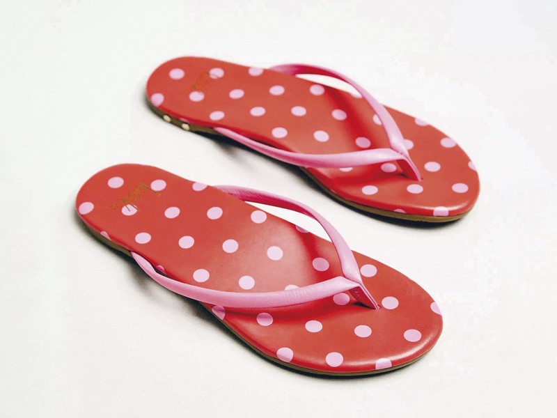 ESTAMPA DE ALUNARES LUNARES POLKA DOTS MUJER TENDENCIA CALZADO MARROQUINERIA BOLSOS CARTERAS PRIMAVERA VERANO 2026 SERMA 15888093133_569_b2.jpg Los contrastes bicolores definen calzado y bolsos con lunares