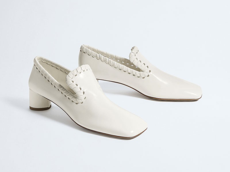 Zapatos altos combinan puntas finas, tramas y tacos