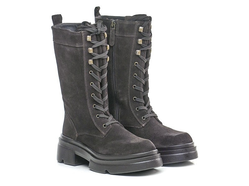 Flat lace-up boots