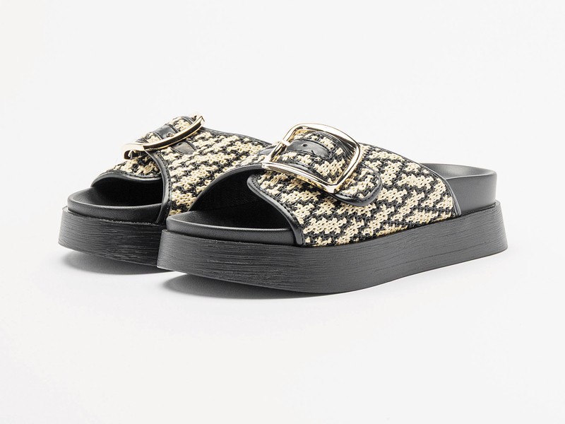 CHANCLAS FAJAS ARTESANALAES MUJER TENDENCIA CALZADO MARROQUINERIA BOLSOS CARTERAS PRIMAVERA VERANO 2026 SERMA 1581770225442_ec77b96da0a2c57639a7dc8fe7b49534.jpg Tiras y hebillas estructuran capelladas para sandalias