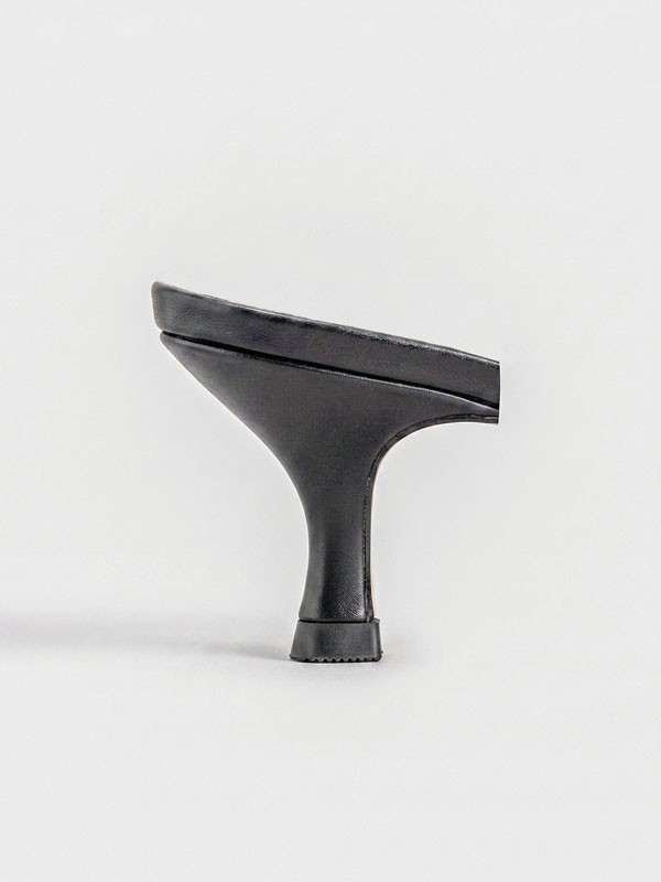 High shoes combine pointed toes, textures and heels