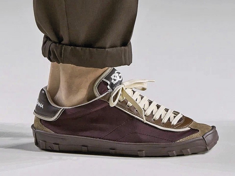 Men’s sneakers strengthen greens, gum soles and low profiles