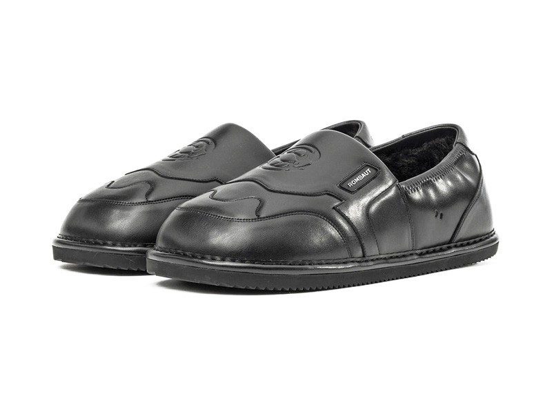 Low shoes with visible linings and soft volumes