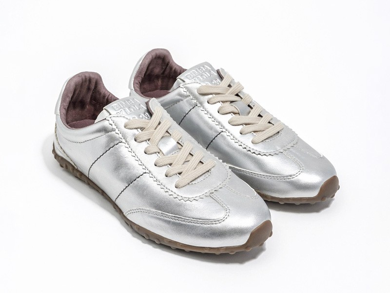Women’s metallic sneakers with urban silver shine