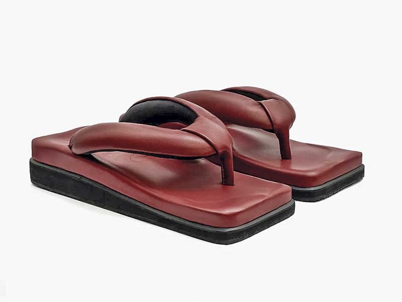 FOTO-6.-sinobi-5 CHANCLAS OJOTAS PUNTA CUADRADA Alexander Vernik Shushan Pambukhchan UCRANIA.jpg From Ukraine: SINOBI square slides and flip flops. The coolest.