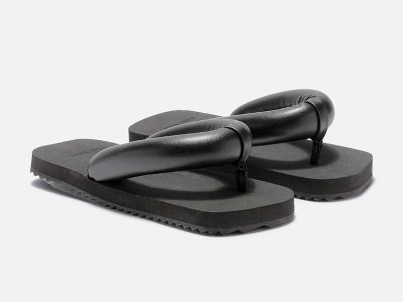 Trend in slides and sandals: Tubular and padded straps