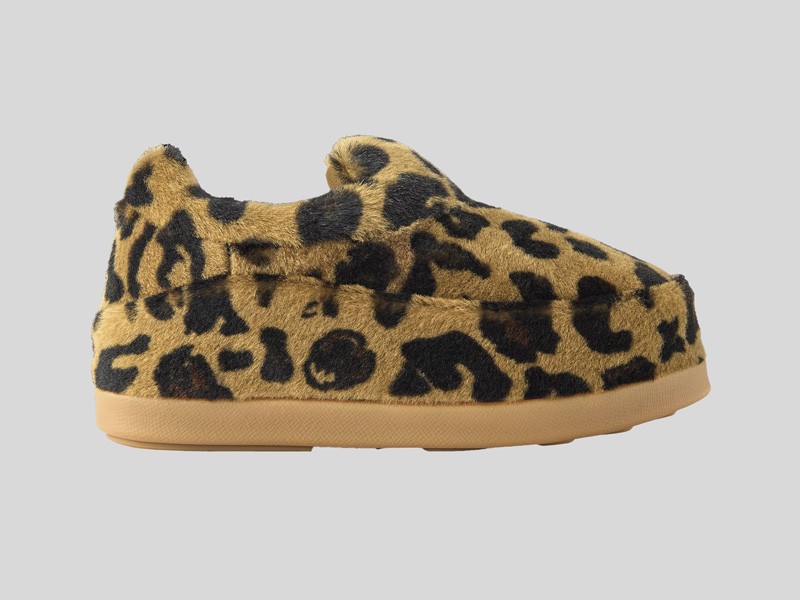 Low shoes with visible linings and soft volumes