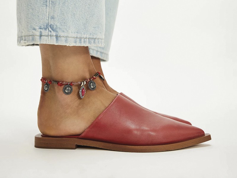 MULES INDOOR MUJER TENDENCIA CALZADO MARROQUINERIA BOLSOS CARTERAS PRIMAVERA VERANO 2026 SERMA 158descarga---2026-03-21T133043.168.jpg Indoor mules combine closed toes and open heels
