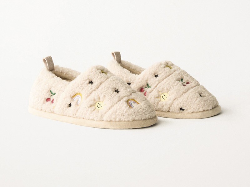 NINÑO NINA ZAPATOS SNEAKERS TENDENCIA CALZADO TEMPORADA OTOÑO INVIERNO 2027 SERMA 159 16905830002-e2.jpg Los cozy shoes amplían la oferta de pantuflas infantiles