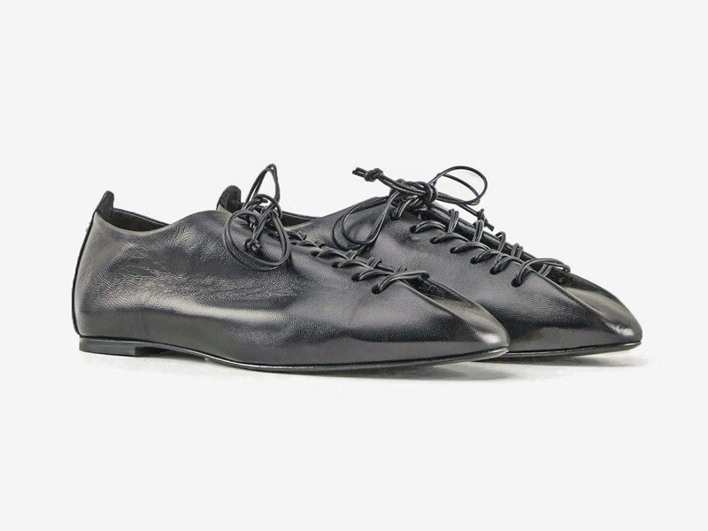 ACORDONADOS TENDENCIA CALZADO TEMPORADA OTOÑO INVIERNO 2027 SERMA 159 dave-05-black-01.jpg Los acordonados flats combinan perfiles bajos y cordones