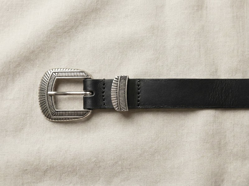 Herrajes transforman sandalias con hebillas, tachas y cruces
