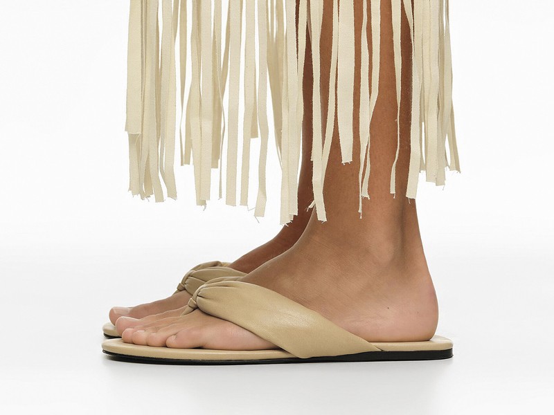 OJOTAS MUJER TENDENCIA CALZADO MARROQUINERIA BOLSOS CARTERAS PRIMAVERA VERANO 2026 SERMA 158261BZ0748_10160_DL2_D_3.jpg Strap routes diversify women’s flip-flops