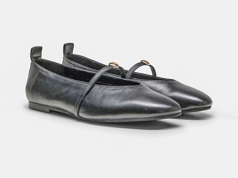 BALLERINAS BALERINAS TENDENCIA CALZADO TEMPORADA OTOÑO INVIERNO 2027 SERMA 159 hbeu50579250_001_200.jpg Ballerina flats combine straps, prints and visible details