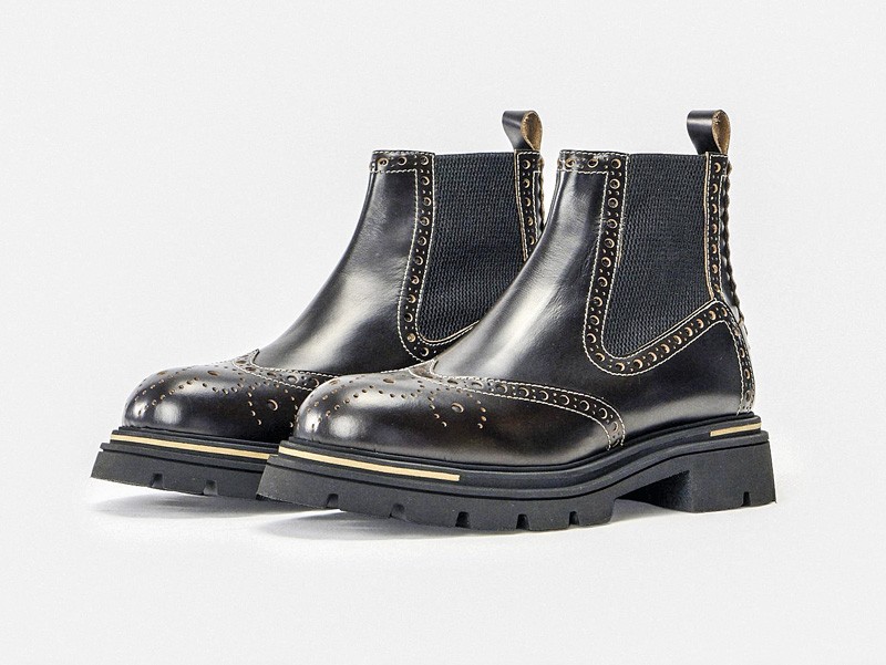 Botas y botinetas urbanas con herrajes y cuero envejecido