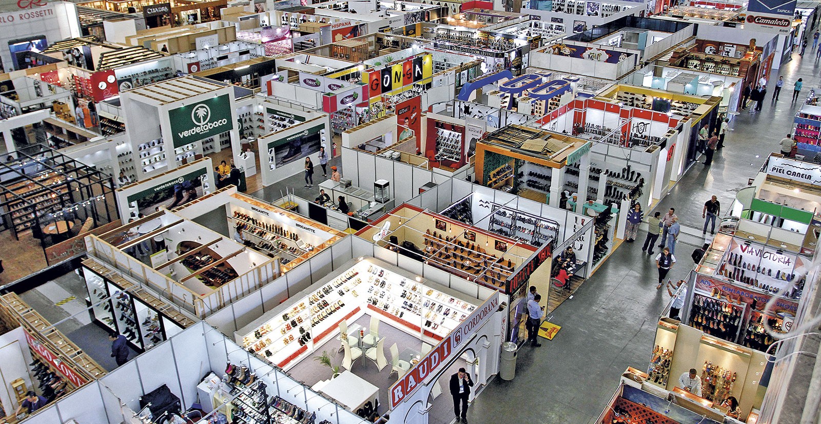 Todas las líneas de calzados fueron exhibidas en los amplios salones del Poliforum de León, Guanajuato. SAPICA suma compradores internacionales