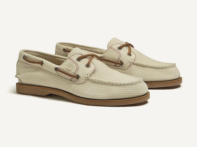 Náuticos masculinos combinan costuras moc, suelas y tonos neutros