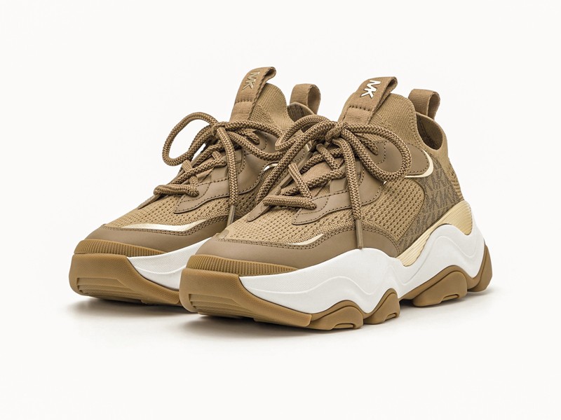 b902b590812f472ca22de0f112edbfb1.jpg Urban chunky sneakers with high-volume soles and sport aesthetics