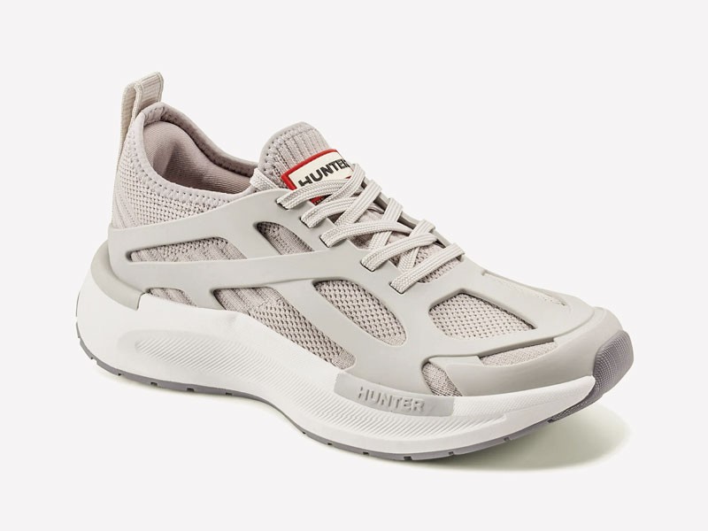 Sneakers urbanas combinan mallas, cordones y suelas mixtas