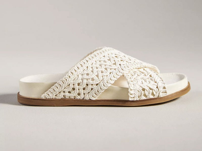 Plantillas anatómicas,  tiras y creatividad:  La fórmula ganadora para  las chanclas más buscadas