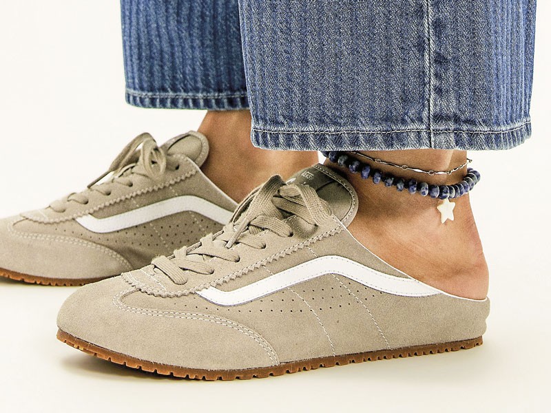 MULER MUJER CALZADO TENDENCIA PRIMAVERA VERNAO 2026 2027 SERMA167descarga-(12).jpg Mules deportivas fusionan talón abierto y sneaker