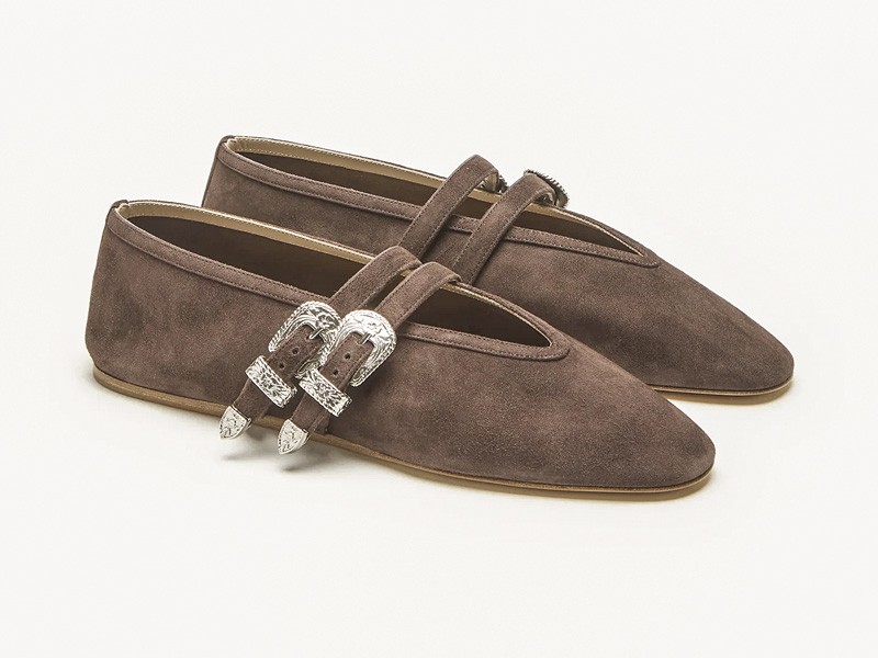 BALLERINAS BALERINAS TENDENCIA CALZADO TEMPORADA OTOÑO INVIERNO 2027 SERMA 159 BCS-SUE-CHO-2_1920x.jpg Ballerina flats combine straps, prints and visible details