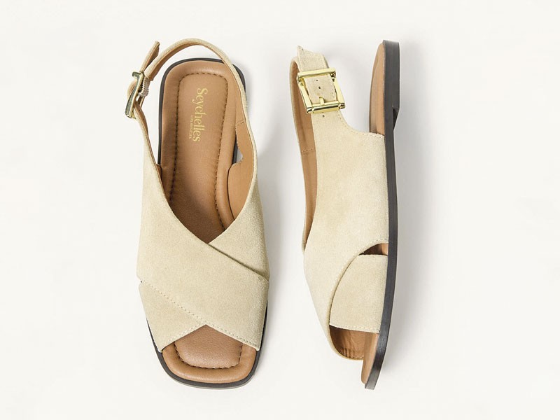 Women’s sandals lighten straps, buckles and bases