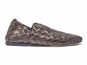 6. Materiales entretejidos, mono y multicolores, que agregan valor artesanal y confort a numerosos modelos masculinos y femeninos. INDISPENSABLES: LOS TIPS DE MODA Próxima Primavera-Verano 2021/22