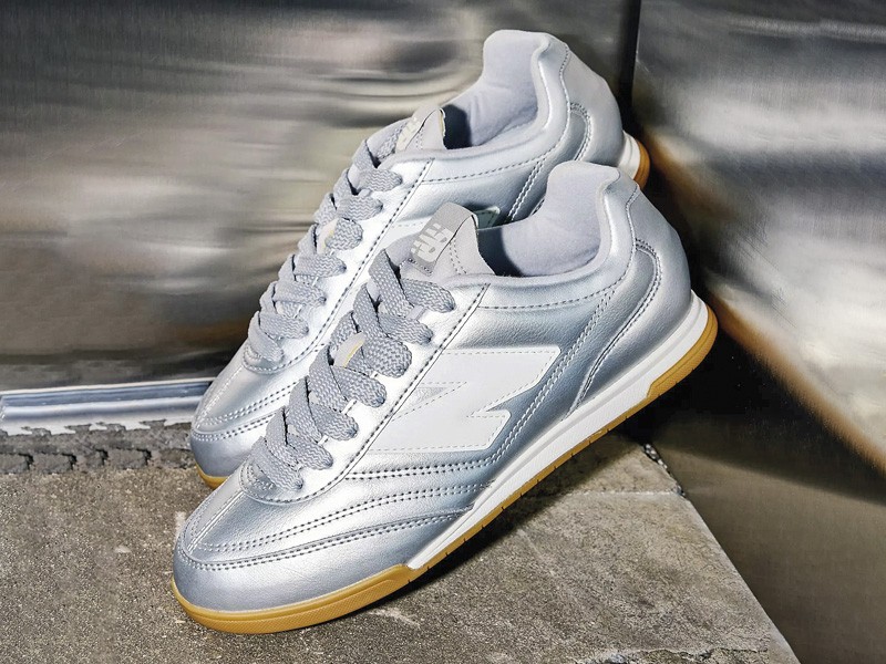 SNEAKERS RETRO FUTSAL MUJER TENDENCIA OTOÑO INVIERNO 2026 CALZADO SERMA156 89656250_007_b.jpg Retro futsal-inspired footwear as urban sneakers