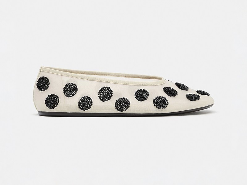 ESTAMPA DE ALUNARES LUNARES POLKA DOTS MUJER TENDENCIA CALZADO MARROQUINERIA BOLSOS CARTERAS PRIMAVERA VERANO 2026 SERMA 15812516810202-e1.jpg Two-tone contrasts define polka-dot footwear and bags