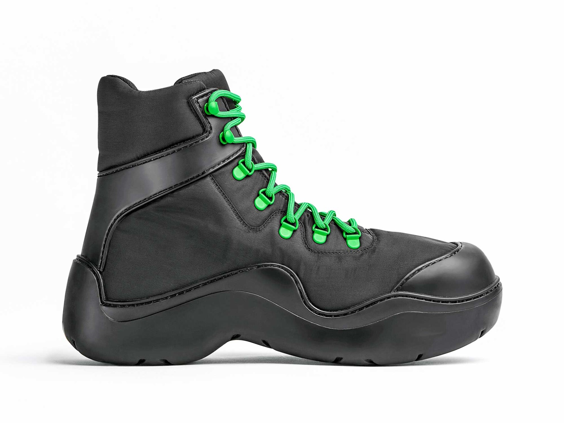 Botineta con influencias deportivas y outdoor, que destaca el contraste del color de la cordonera con la capellada, elaborada en poliamida y complementos de caucho. Las suelas ergonómicas exhiben los clásicos laterales ondulados y envolventes de la marca, con puntera y talonera sobrepuestas. BOTTEGA VENETA: ¿Serán las botinetas para el próximo invierno?