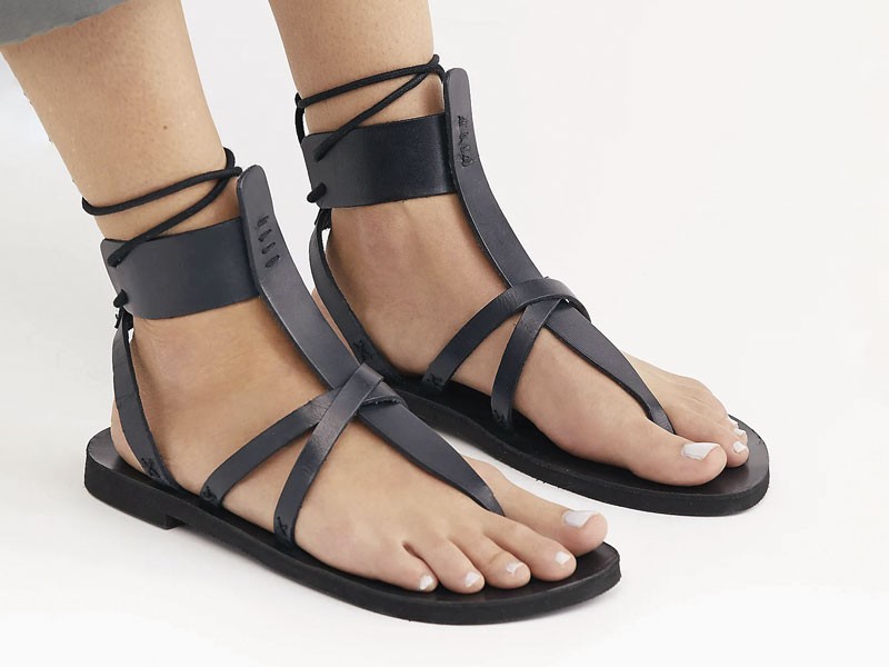 Sandalias romanas enlazan tiras, hebillas y tobillos