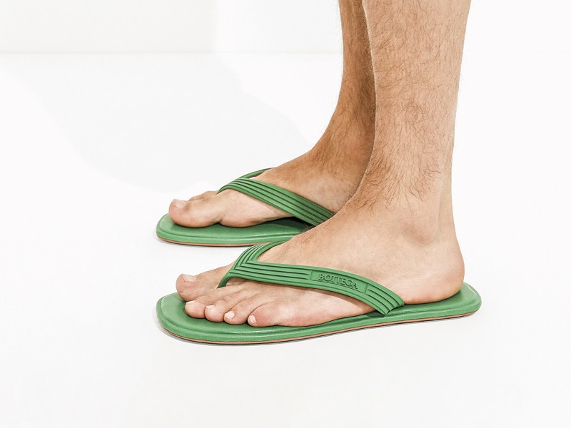867559V00P53791_B.jpg Ojotas masculinas destacan bases perfiladas bajo tiras mínimas