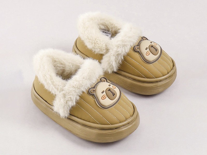 NINÑO NINA ZAPATOS SNEAKERS TENDENCIA CALZADO TEMPORADA OTOÑO INVIERNO 2027 SERMA 159 23883493b.jpg Los cozy shoes amplían la oferta de pantuflas infantiles
